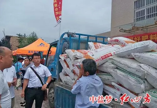 一袋袋好肥料交到農(nóng)民手中，讓農(nóng)民用上好肥料