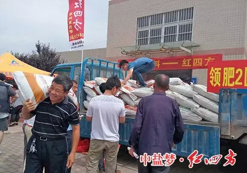 背著好肥料回家種地，產(chǎn)量不是問(wèn)題！