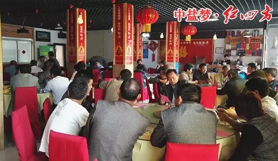 江蘇盱眙召開種植大戶會(huì)議，喜慶的大廳內(nèi)，紅四方元素裝飾一新