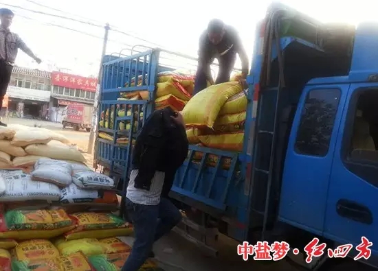 更甚的是，剛到的一車貨，這邊忙著卸貨，那邊就為農(nóng)戶搬上了拖拉機(jī)….
