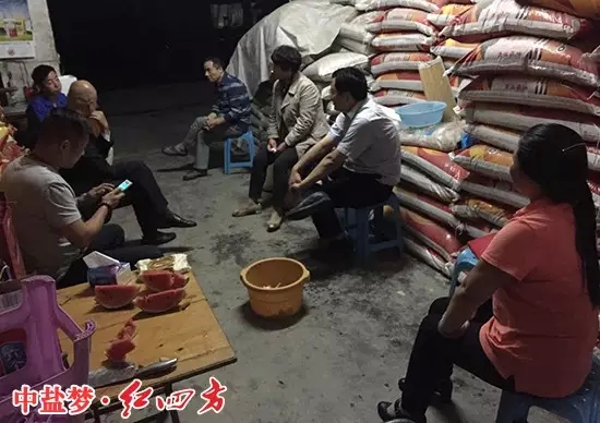 晚上，（右二）中鹽紅四方股份有限公司副總經(jīng)理陳勇走訪網(wǎng)點(diǎn)，受到客戶的歡迎。